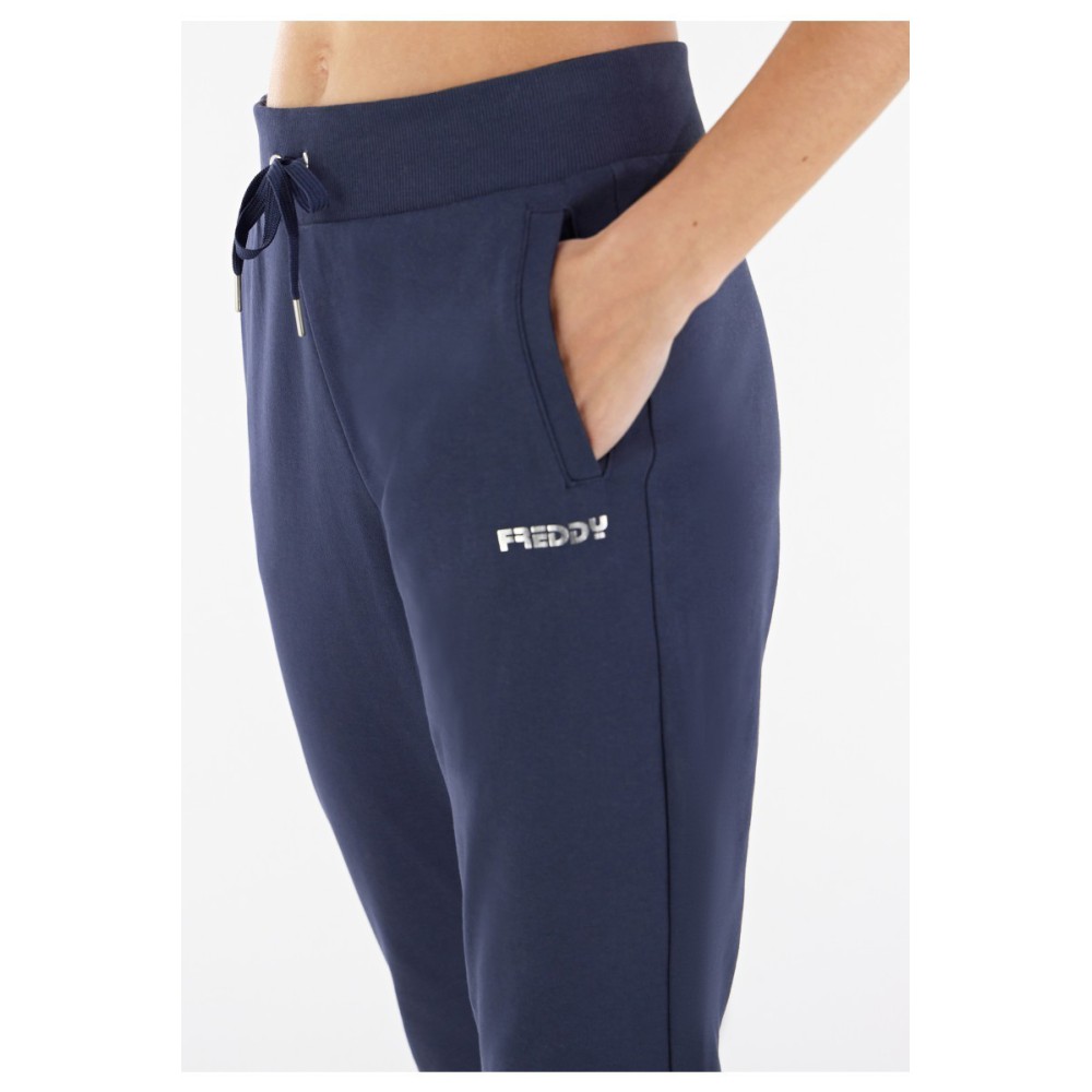 Straight trousers underneath and inside pockets