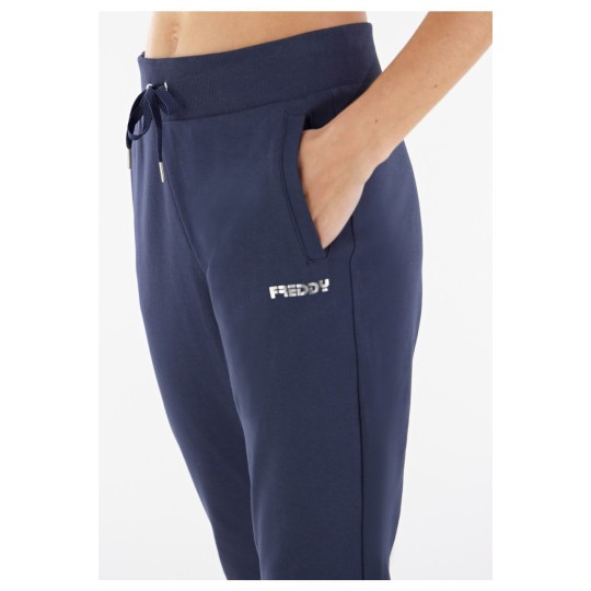 Straight trousers underneath and inside pockets