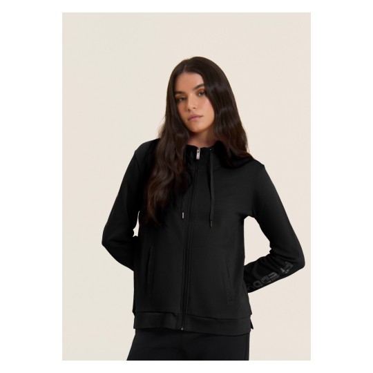 Tuta con zip e collo alto, logo con perline sulla manica